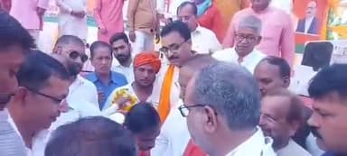 सुल्तानपुर: भाजपा प्रदेश अध्यक्ष सुल्तानपुर में बीजेपी कार्यकर्ता के माला पहनाने के प्रयास पर भड़के, बोले- सेवा समाप्त कर दूंगा