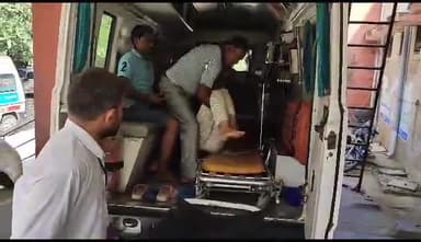 अलवर: अलवर चिल्ड्रन एकेडमी स्कूल के सामने दो बाइकों के बीच हुई भिड़ंत में एक बाइक सवार पिता- पुत्री हुए गंभीर घायल