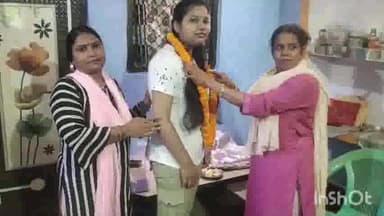 मोहनिया: नीट क्वालीफाई करने वाली डड़वा की बेटी अनुष्का सिंह के घर पहुंची जिला परिषद सदस्य गीता पासी किया सम्मानित दी बधाई