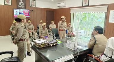 बरेली: सिविल लाइंस स्थित अपने कार्यालय पर आईजी ने महिला सिपाहियों की बीट बुक को किया चेक