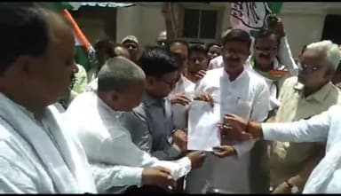 रायबरेली: जिला कांग्रेस कमेटी ने नहरों में पानी छोड़े जाने को लेकर कलेक्ट्रेट में डीएम के माध्यम से राज्यपाल के नाम सौंपा ज्ञापन