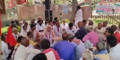 झंझारपुर: केंद्र सरकार की नीति के खिलाफ महागठबंधन के कार्यकर्ताओं का झंझारपुर प्रखंड परिसर पर चल रहा धरना कार्यक्रम