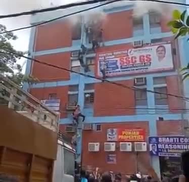 दिल्ली के मुखर्जी नगर के एक कोचिंग इंस्टिट्यूट में आग लगी, 10 गाड़ियां मौके पर। इस तरह से उतर रहे हैं स्टूडेंट्स