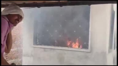 बिहार: चौक बाजार स्थित विनीत ट्रेडिंग कंपनी नामक कपड़े की दुकान में लगी आग, दमकल की दो गाड़ियां आग बुझाने में जुटी