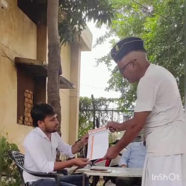 हापुड़: गांव वझीलपुर स्थित बिजली घर पर राष्ट्रीय सैनिक संस्था ने मानसून आने तक किसानों को दिन में 12 घंटे बिजली देने की मांग की