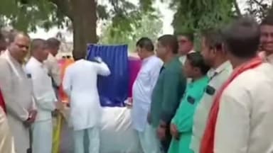 रतलाम नगर: ग्रामीण विधायक दिलीप मकवाना ने लुनेरा गांव में 7 करोड़ 77 लाख रुपए की सड़क का भूमि पूजन कार्यक्रम किया कार्यकर्ता मौजूद