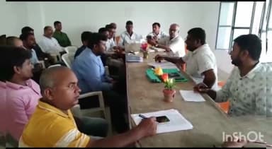 मधवापुर: प्रखंड सह अंचल कार्यालय मधवापुर में सीओ सह प्रभारी बीडीओ ने कर्मियों के साथ की बैठक, विभिन्न विन्दुओं पर हुई चर्चा