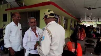 हज़ारीबाग: एचएमसीएच में रजिस्ट्रेशन काउंटर में तैनात होमगार्ड ने मरीज से लिए अधिक पैसे रजिस्ट्रेशन काउंटर पर मरीजों का फूटा गुस्सा