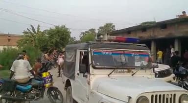 महुआ: महुआ थाना क्षेत्र के रसूलपुर मुबारक गांव में एक घर से अज्ञात चोरों ने 100000 नगद सहित लगभग ₹500000 के सामान की चोरी की