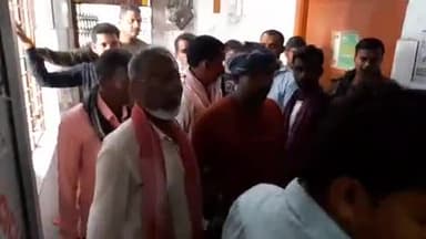 जमुई: अलग-अलग मामलों में फरार चल रहे 10 व्यक्तियों ने जमुई कोर्ट में किया आत्मसमर्पण, की गई मेडिकल जांच