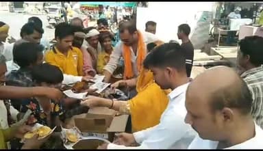 टीकमगढ़ कांग्रेस के युवा नेता एवं समाजसेवी पार्थ सिंह ने गांधी चौराहे पर स्टाल लगाकर किया राहगीरों को भोजन वितरित