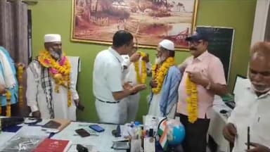 बीना: हज करने जा रहे मुस्लिम समुदाय के लोगों का बीना रेलवे स्टेशन पर रेल अधिकारियों ने किया स्वागत, दी शुभकामनाएं