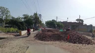 बलरामपुर समाचार सदर विधायक पलटू राम ने एक और रचा इतिहास आजादी से अब तक बलरामपुर गोंडा मार्ग का शहर में चौड़ीकरण की ओर इसी पुल के कारण नहीं हो पा रहा था जिसे चौड़ीकरण करा कर जाम की समस्या और दुर्घटना से बलरामपुर वासियों के लिए किया इंतजाम