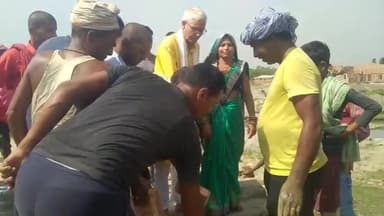 मधेपुरा: भेलवा पंचायत के गढ़िया गांव से अरहा महुआ दिघरा जाने वाली मुख्य सड़क का शिलान्यास पंचायत समिति प्रतिनिधि पूनम कुमारी ने क