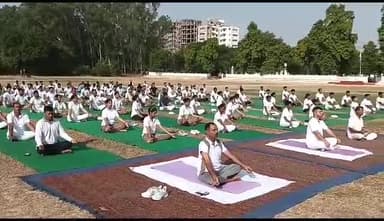 #Raebareli रिजर्व पुलिस लाइन में योग शिविर का आयोजन , अधिकारियों/कर्मचारियों ने परेड ग्राउंड में किया योगाभ्यास।