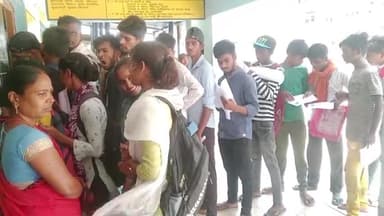 हरनौत: प्रखंड कार्यालय परिसर के आरटीपीएस काउंटर पर जाति आय निवास व अन्य प्रमाण पत्र बनाने को लेकर लाभुकों की उमड़ी भीड़