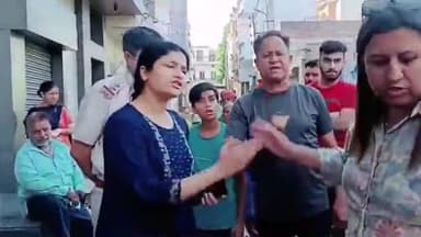 पानीपत: जट्टू चौक पर गली में नाली बनाने को लेकर बीजेपी वार्ड पार्षद अंजली शर्मा और वार्ड वासियों के बीच हुई गहमागहमी