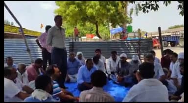 छिबरामऊ: निगम मंडी के आढ़ती की बेटी के निधन के बाद निगम मंडी में रही हड़ताल, 2 मिनट का मौन रखकर आढ़तियों ने की शोक सभा