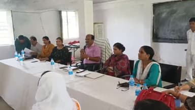 महुआ: अक्षयवट कॉलेज सभागार में DDC ने महुआ के जनप्रतिनिधियों के साथ की समीक्षात्मक बैठक