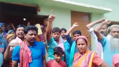 बारसोई: शिवानंदपुर पंचायत के तारापुर गांव में जन वितरण प्रणाली दुकानदार के खिलाफ लाभार्थियों ने किया प्रदर्शन