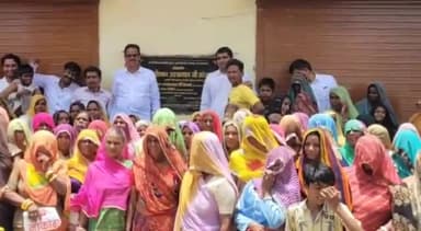 छोटीसादड़ी: ग्राम पंचायत बंबोरी में hiपूर्व प्रधान मनोहर लाल आंजना ने किया दुकानों का लोकार्पण