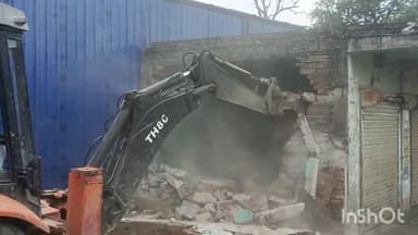 लखीसराय: शहर के लाली पहाड़ी वार्ड संख्या 33 स्थित अतिक्रमण किए गए जमीन को जेसीबी के माध्यम से किया गया अतिक्रमण मुक्त