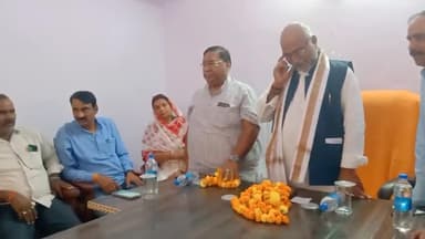 #ऊंचाहार नगर पंचायत के सभागार में राज्यमंत्री वीरेंद्र तिवारी ने की प्रेसवार्ता, चेयरपर्सन ममता जायसवाल ने किया स्वागत।