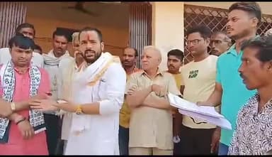 टीकमगढ़ नगरपरिषदकारी में प्रधानमंत्री आवास योजना की सूची‌की चांज कराने की मांग को लेकर कांग्रेस नेता ने सौंपा ज्ञापन