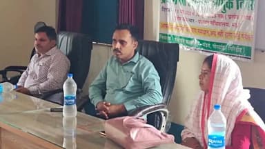 पीरटांड: मंडरो में चल रहे कैंप का पीरटांड़ प्रखंड विकास पदाधिकारी ने किया निरीक्षण