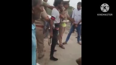 शामली: थाना भवन क्षेत्र में पुलिस की मौजूदगी में पिस्टल के साथ युवक की पिटाई का वीडियो सोशल मीडिया पर हुआ वायरल