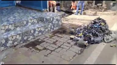 बाघमारा/कतरास: आगामी मानसून के मद्देनज़र कतरास में नगर निगम ने चलाया सफाई अभियान, निगम कर्मियों ने कहा- सफाई में हो रही परेशानी