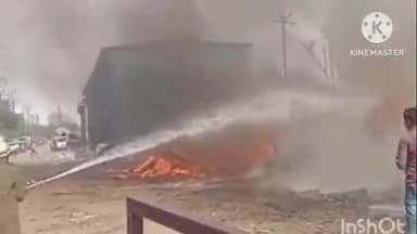 आगरा: ट्रांसपोर्ट नगर में नगर निगम के कतरन बैंक में लगी भीषण आग, कड़ी मशक्कत के बाद आग पर पाया गया काबू