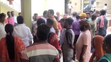 बाघमारा/कतरास: रेलवे द्वारा हटाए जाने का नोटिस मिलने पर खानुडीह के ग्रामीणों ने चिटाही पहुंचकर MLA से की मुलाकात, MLA ने DRM से की बात