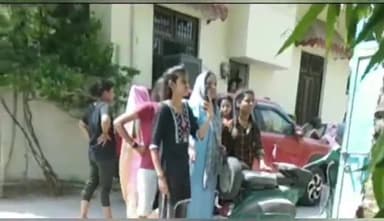 करछना: चकदौंदी मोहल्ले में जमीनी विवाद के चलते हुई मारपीट, वीडियो आया सामने