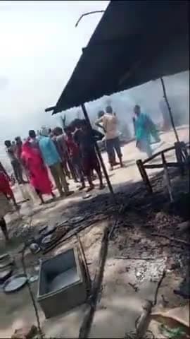 गोंडा: खेवंडापुर गांव में आग से चार सगे भाइयों की गृहस्थी खाक, कड़ी मशक्कत पर आग पर पाया गया काबू
