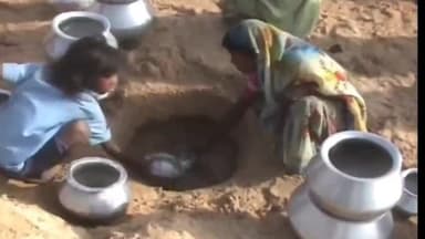 लखीसराय: शहर के लाली पहाड़ी एवं काली पहाड़ी पर पानी की घोर किल्लत, 3 से 4 किलोमीटर दूरी से पानी लाकर प्यास बुझा रहे हैं लोग