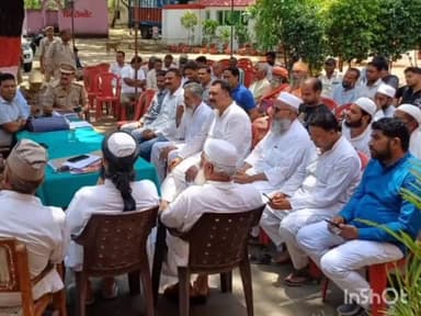 धामपुर: शेरकोट मे बकरीद व कांवड़ यात्रा के मद्देनजर एसपी पूर्वी ने संभ्रांत व्यक्तियो के साथ की गोष्ठी।