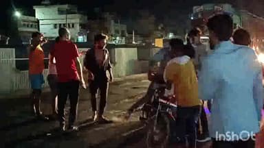 मोहनिया: पटना मोड़ के समीप सर्विस रोड में गड्ढे के कारण बाइक सवार गिरकर घायल नाराज लोगों ने सड़क किया जाम पहुंची पुलिस