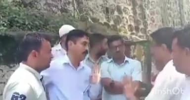 चकराता: त्यूणी-मसूरी-मलेथा NH पर चल रहे पेंटिंग कार्य की गुणवत्ता पर सवाल उठाते हुए ग्रामीणों ने एई और जेई का किया घेराव