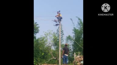 कुरसाकांटा: कपरफोरा से मेंहदीपुर तक तेज हवा के कारण बिजली के कई पोल गिरे, लोगों की बढ़ी परेशानी
