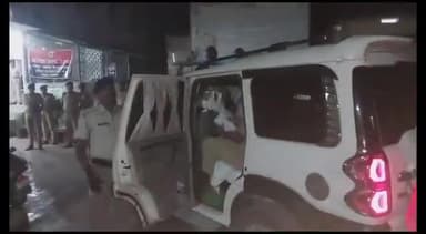 बेगूसराय: हेमरा में SP योगेन्द्र कुमार ने शनिवार की देर रात चलाया सघन छापेमारी अभियान, 40 अपराधियों की सूची तैयार