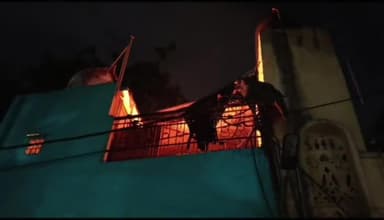 मेरठ: बनी सराय में मकान में खाना बनाते समय रसोई के गैस सिलेंडर में लगी भीषण आग, दमकल कर्मियों ने पाया आग पर काबू