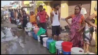 बिहार: छोटी पहाड़ी मोहल्ला में पानी की हुई घोर किल्लत, टैंकर से पानी लेने के लिए उमड़ी भीड़