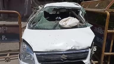 छिबरामऊ: एक्सप्रेस-वे किलोमीटर 140 पर खड़ी कार में पीछे से घुसा डीसीएम वाहन, कार सवार 3 लोग हुए घायल