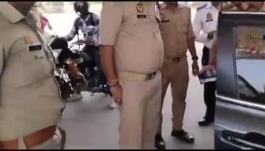 जौनपुर: जोगियपुर सहित पूरे शहर में यातायात पुलिस द्वारा 250 चार पहिया वाहनों के शीशे पर लगे ब्लैक पेपर को उतरवाया गया