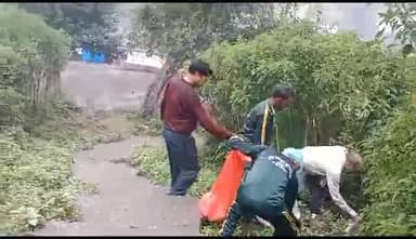 देवाल: रविवार को स्वच्छता अभियान के तहत नगर पंचायत थराली में रैली निकाल कर चलाया गया सफाई अभियान