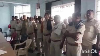 मोहनिया: थाने में चौकीदार परेड के दौरान DSP ने सभी चौकीदार को दिए कई दिशा निर्देश, थानाध्यक्ष रहे मौजूद