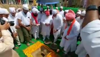 रैदासियों के धर्मगुरू सन्त निरंजन दास पहुंचे वाराणसी, ₹3 करोड़ के लागत से बनने वाले लंगर हॉल का किया शिलान्यास