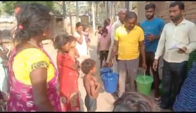 करपी: आजाद नगर में वार्ड सदस्य के द्वारा लोगों के बीच डस्टबिन का किया गया वितरण