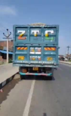 मोहम्मदी: शाहजहांपुर रोड पर मॉर्निंग वॉक पर निकले एसडीएम ने गिट्टी ओवरलोडेड बिना पेपर के एक ट्रक को किया सीज